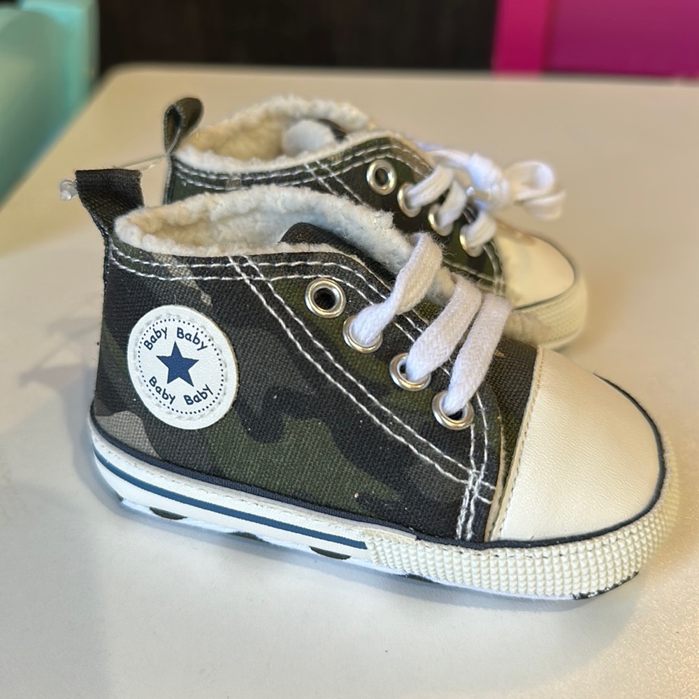 Baby converse with fur inside, brand new. Size 0-3 months